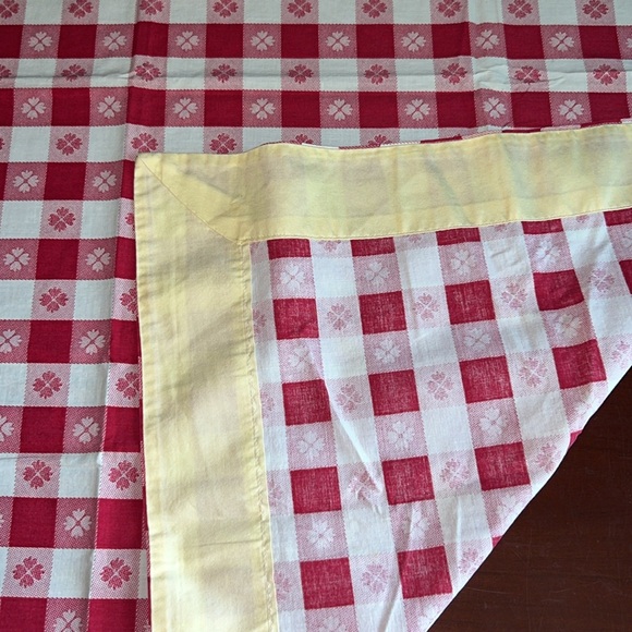 Vintage Red checkered small square picnic 🧺 tablecloth - Picture 3 of 5